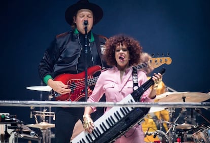 Win Butler (detrás) y Regine Chassagne, de Arcade Fire, en su concierto en Londres el pasado 12 de abril.