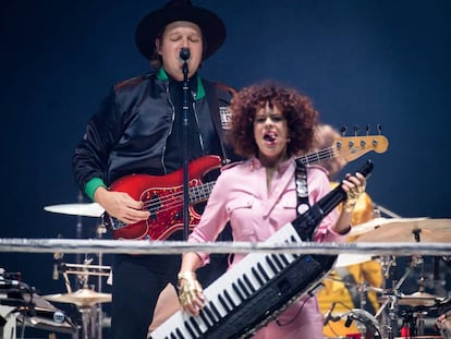 Win Butler (detrás) y Regine Chassagne, de Arcade Fire, en su concierto en Londres el pasado 12 de abril.