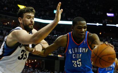 Marc Gasol lucha por un balón.