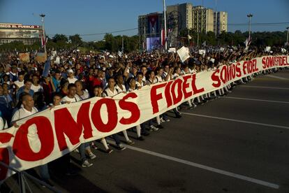 Miles de personas, aún sin cuantificar debido a la falta de cifras oficiales, marcharon este lunes por la emblemática Plaza de la Revolución de La Habana enarbolando banderas cubanas y pancartas de recuerdo a Fidel, bajo la atenta mirada de su hermano, el presidente Raúl Castro (85 años), acompañado en la tribuna por la cúpula política de la isla. En la imagen, una multitud de estudiantes marcha en un desfile.