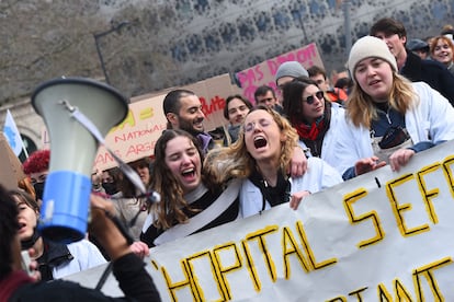 La novedad de la sexta jornada de movilizaciones es la voluntad de los convocantes de “detener” el país y el anuncio de huelgas ya no solo de un día, sino prolongadas durante más tiempo, en los transportes y la energía. En la imagen, un grupo de jóvenes participa en la manifestación de Nantes. 
