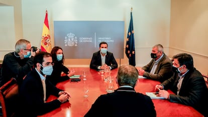 El ministro de Consumo, Alberto Garzón, con representantes de UPA, durante su reunión en la sede del Ministerio, este jueves.