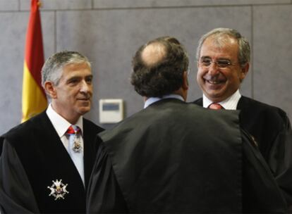 Fernando Ruiz Piñeiro (a la izquierda) y Manuel Díaz de Rábago hablaban el pasado día 10 con otro magistrado antes de la toma de posesión de Garbiñe Biurrun como nueva presidenta de la Sala de lo Social del Tribunal Superior.