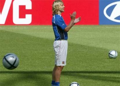 Nedved aplaude a Rosicky durante el entrenamiento de ayer.