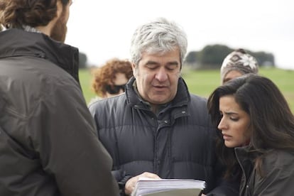 Fern&aacute;ndez Armero, en el rodaje de &#039;Las ovejas no pierden el tren&#039;, entre Ra&uacute;l Ar&eacute;valo (de espaldas) e Inma Cuesta.