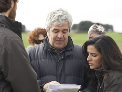 Fern&aacute;ndez Armero, en el rodaje de &#039;Las ovejas no pierden el tren&#039;, entre Ra&uacute;l Ar&eacute;valo (de espaldas) e Inma Cuesta.