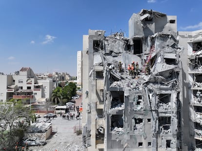 Edificios atacados por Irán en Be'er Sheva (Israel), este martes.
