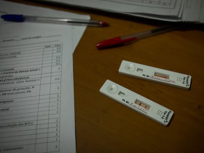 Dos pruebas rápidas para diagnosticar malaria muestran un resultado positivo y otro negativo.  Hospital de Mopeia, Mozambique.