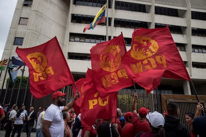 Fotografía de archivo de una protesta de militantes del Partido Comunista de Venezuela  en las inmediaciones del Tribunal Supremo de Justicia, en Caracas (Venezuela).