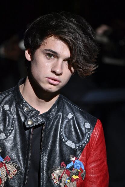 Con esta cara aniñada y ese flequillo tan propio de un teen californiano, conquistó al mismísimo Hedi Slimane, que a la hora de descubrir a herederos del rock nunca falla. Debutó con Saint Laurent, pero ya los hemos visto en otros desfiles, como el de Dolce & Gabbana.