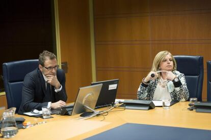 El directivo de Covite, Josu Puelles, junto a la presidenta de Covite, Consuelo Ord¨®?ez en el Parlamento.
