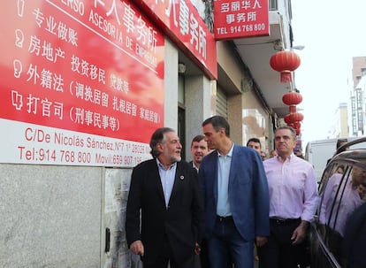 El presidente del Gobierno, Pedro Sánchez, y el candidato de PSOE a la alcaldia de Madrid, Pepu Hernandez, durante su visita al barrio de Usera.