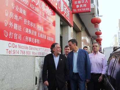 El presidente del Gobierno, Pedro Sánchez, y el candidato de PSOE a la alcaldia de Madrid, Pepu Hernandez, durante su visita al barrio de Usera.