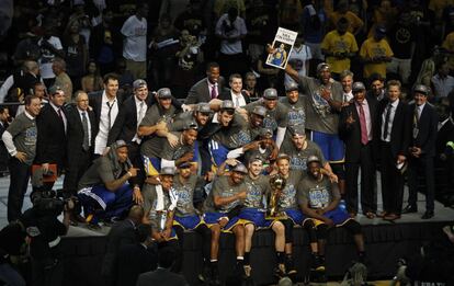 Los jugadores de Warriors celebran ser los nuevos campeones de la NBA 
