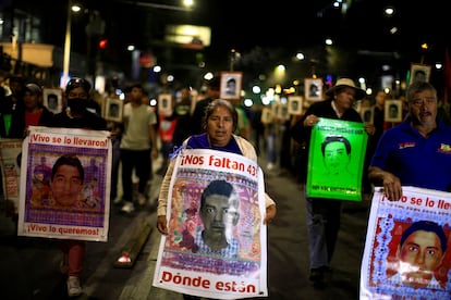 Familiares sostienen pancartas con imágenes de los estudiantes desaparecidos de Ayotzinapa, el 3 de marzo.