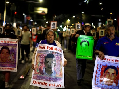 Familiares sostienen pancartas con imágenes de los estudiantes desaparecidos de Ayotzinapa, el 3 de marzo.