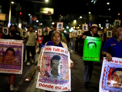 Familiares sostienen pancartas con imágenes de los estudiantes desaparecidos de Ayotzinapa, el 3 de marzo.