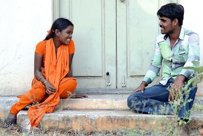 Gangadevi Korra junto a su tío, con quien un familiar la casó para protegerla de sus padres, que sufren alcoholismo.