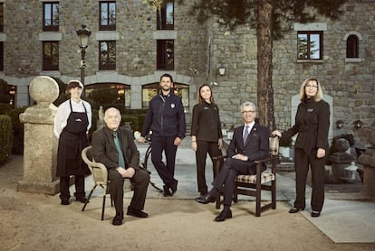 Dos generaciones de trabajadores de Paradores. De izquierda a derecha: Charo Donaire, Miguel Ángel Boyero, Javier Sánchez, Nuria Torrico, Víctor Teodosio y Laila Martins.