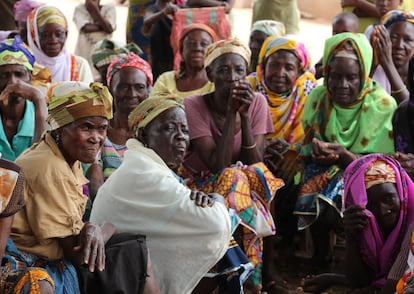 En el campamento de Yandi (Ghana) viven en aislamiento 183 mujeres. Es uno de los siete campamentos donde se resguardan las acusadas de brujería en todo el país. Suelen reunirse cada tarde en el patio central.