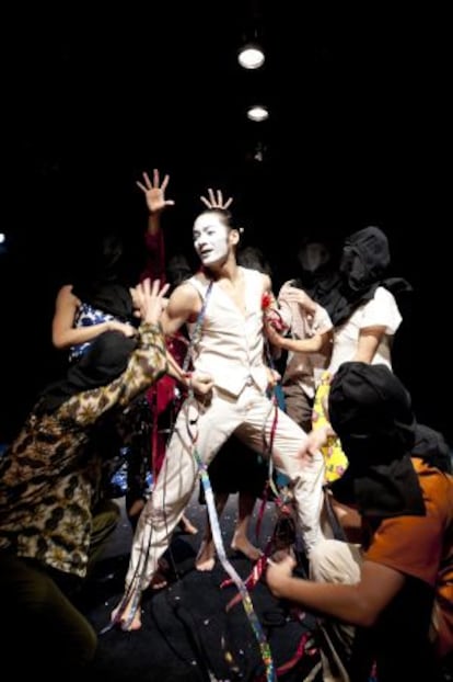 Escena de la coreografía de Kanamori 'Nameless Hands-A Doll's House.