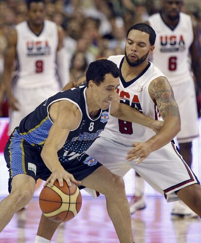 El base de la selección argentina, Pablo Prigioni (i), protege el balón ante la presión de Deron Williams, base estadounidense. La próxima temporada ambos jugadores compartirán ciudad en la NBA: Nueva York. Prigioni ha firmado por los Knicks y Williams es la estrella de los Nets de Brooklyn.