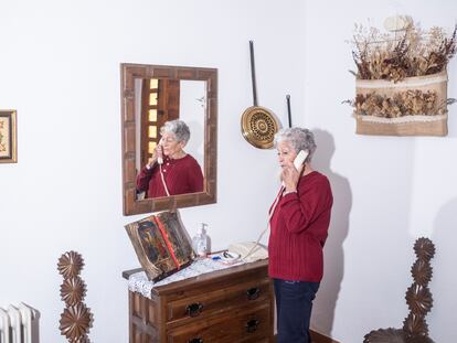 Julia, tratando de hablar por teléfono con su hija en su casa de Saelices de la Sal.