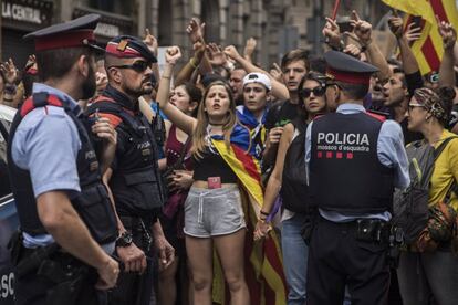 Los mossos permanecen entre los manifestantes y un cuartel de la policía nacional durante las protestas.