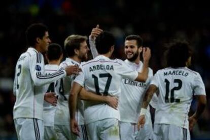 Arbeloa, abrazado por sus compañeros tras marcar al Ludogorets.