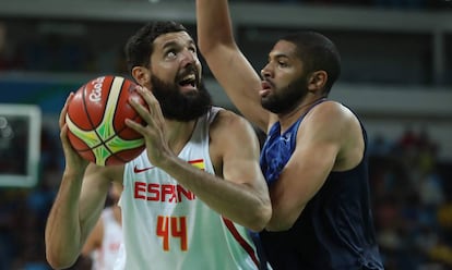 Mirotic trata de superar a Batum en un Espa&ntilde;a-Francia.