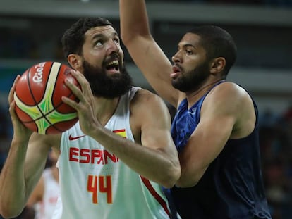 Mirotic trata de superar a Batum en un Espa&ntilde;a-Francia.