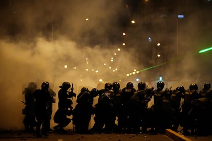 Varios policías forman un muro a lo largo de una calle con sus escudos antidisturbios, el jueves en Lima. Conforme han ido pasando las horas, las protestas en Lima se han tornado más y más violentas.