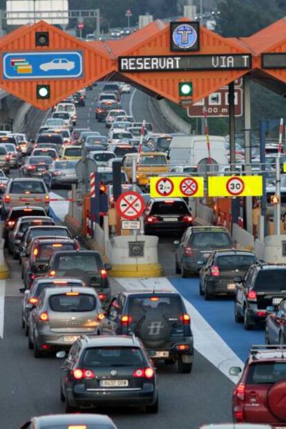 Una fila de coches hacen cola para pagar en un peaje de Catalu&ntilde;a