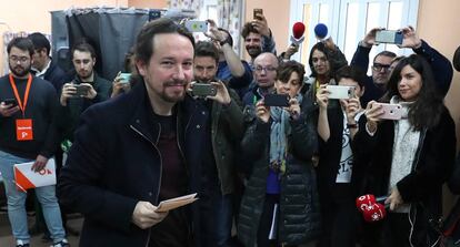 El líder de Unidas Podemos, Pablo Iglesias,deposita su voto en la localidad madrileña de Galapagar.