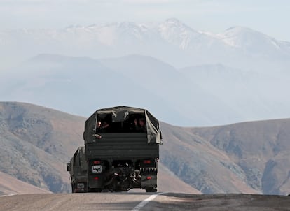 Soldados armenios en la carretera que une Armenia con Nagorno-Karabakh, en una imagen de noviembre de 2020.