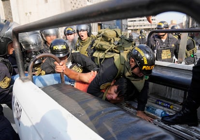 Varios policías someten a un manifestante.