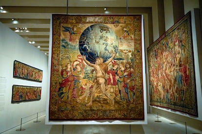 Vista del tapiz 'Hércules sostiene la esfera celeste', de Georg Wezeler, de las colecciones reales en Madrid.