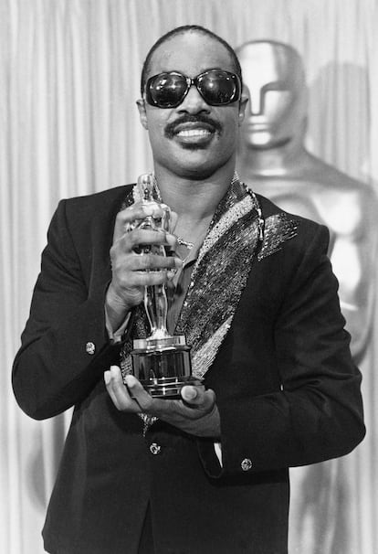 Stevie Wonder, con su oscar por la mejor canción original en 1985.