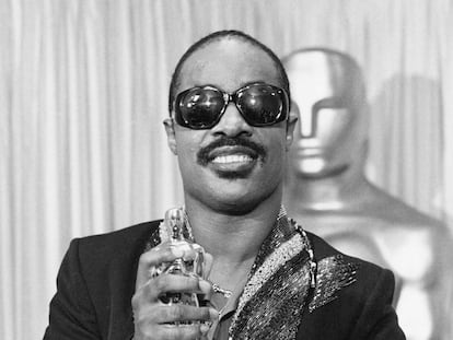 Stevie Wonder, con su oscar por la mejor canción original en 1985.