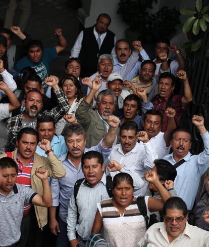 Miembros de la CNTE llegan a su reuni&oacute;n con el secretario de Gobernaci&oacute;n el mi&eacute;rcoles pasado.