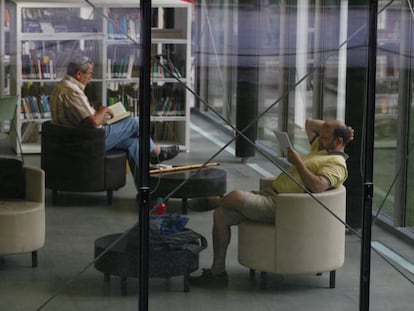 Momentos de lectura en una biblioteca p&uacute;blica.