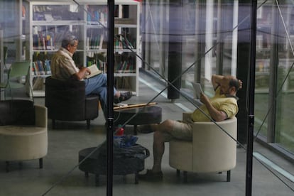 Momentos de lectura en una biblioteca p&uacute;blica.
