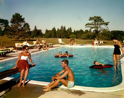 El lujo ocioso y de colores claros representado en una fiesta en una piscina de los Hamptons en los años sesenta.
