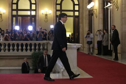 Carles Puigdemont en su llegada al Parlament.