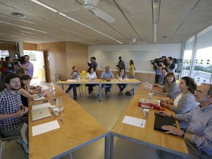 Primera reunió entre Podem, PSOE i MÉS.