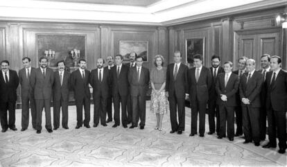 El Gobierno de Felipe González, en 1986, junto a los reyes Juan Carlos y Sofía. El entonces presidente posa junto a su vicepresidente, Alfonso Guerra, y los 15 ministros del tercer gabinete.