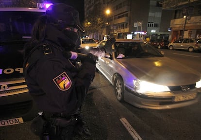 Los integrantes de la Unidad de Prevención y Reacción (UPR) montan un control en la calle de Orense.