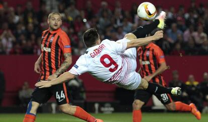 Gameiro remata ante el Shakhtar.