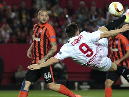 Gameiro remata ante el Shakhtar.