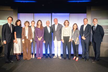 En la foto de familia, de izquierda a derecha, Pedro Rodero presidente de Ontier España;  Elena Valderrábano directora global de sostenibilidad de Telefónica; Teresa Parejo, directora de sostenibilidad de Iberia; Sara Ramis directora de clientes, marketing y sostenibilidad de Grupo Barceló; María Herrero presidenta de El Observatorio de Impacto, Sir Ronal Cohen; Paul Polman, Alejandra Kindelán presidenta de la Asociación Española de Banca; Ana Ruiz socia de Transcendent; Manuel Rua director de sostenibilidad de Amadeus y Ángel Pérez Agenjo, socio director de Transcendent.